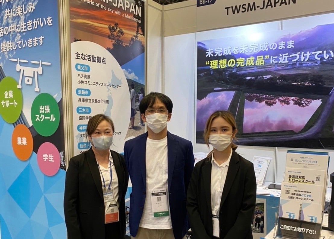 写真左：高松千秋　写真中央：ブース設計でお世話になった 株式会社　神戸設計ルーム　の方　写真右：川口春花