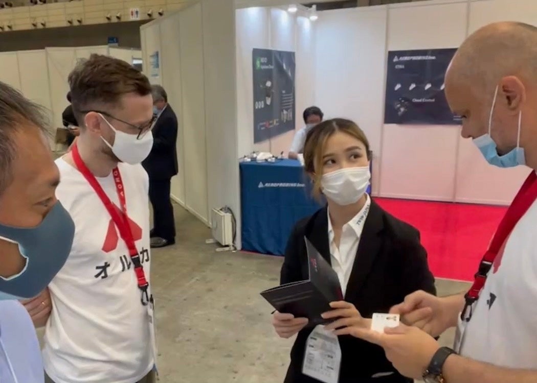 ブースに来て下さった海外の方々に英語で対応する川口春花（弊社取締役）