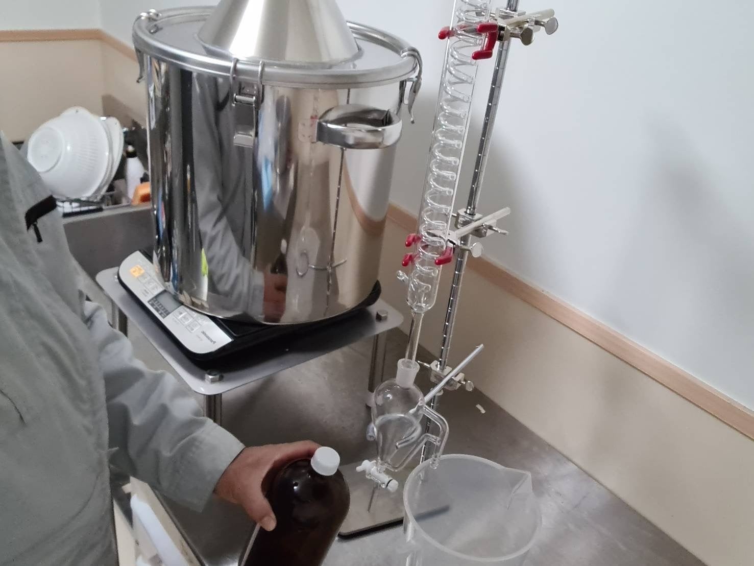 工房に新設した精油の蒸留機