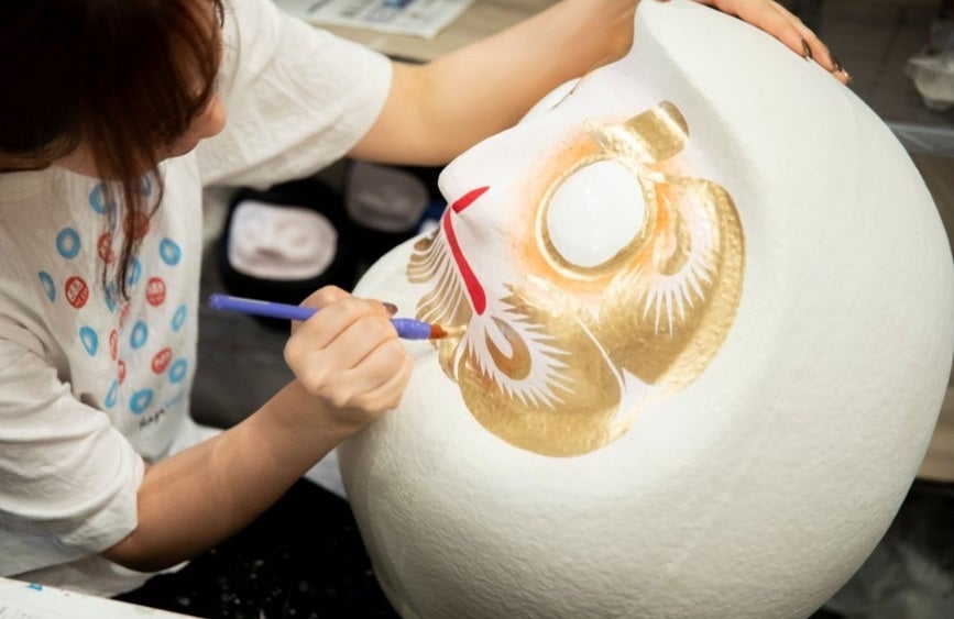 全て工房内で作られたダルマ達。出来立てほやほや！