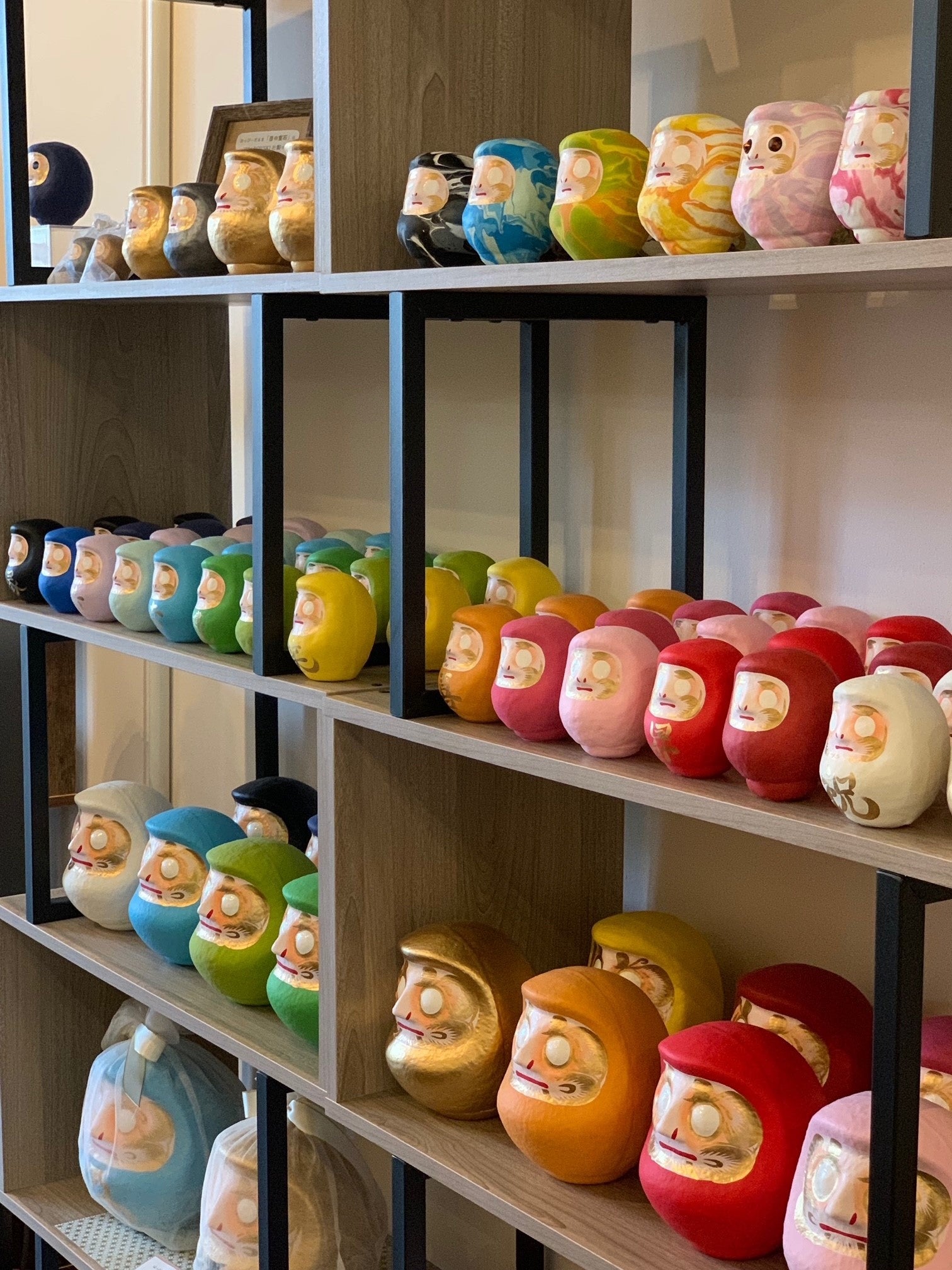 カラフルなダルマさんズラリ！