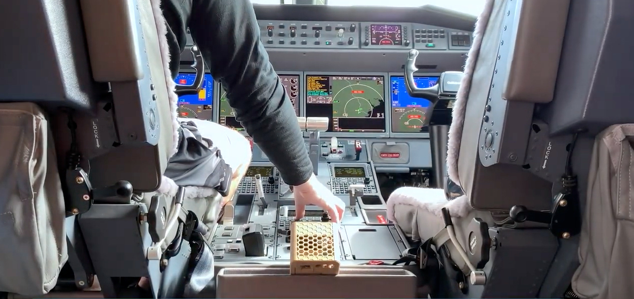 Bionic Cube in コックピット