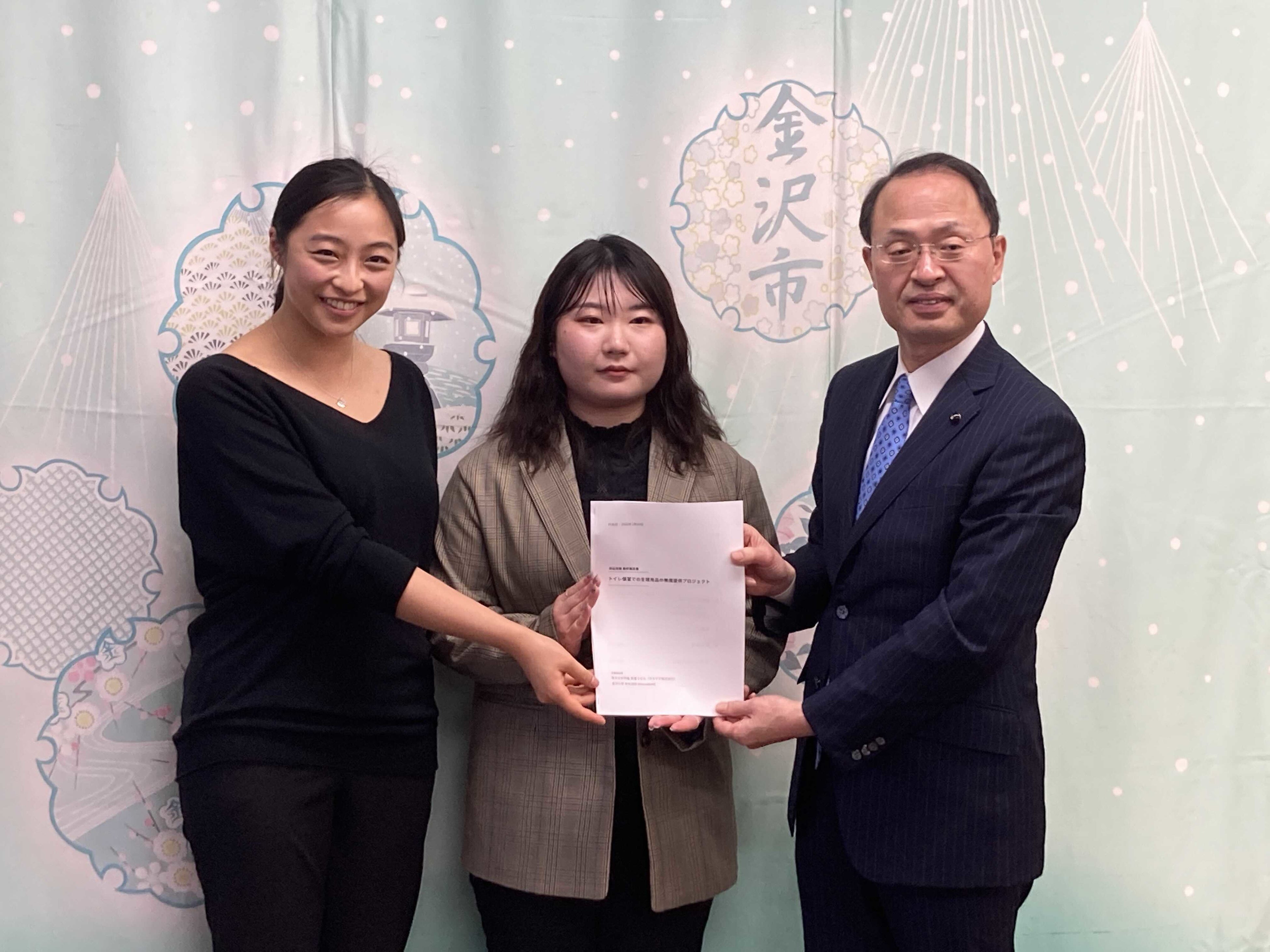 (写真左から) 金沢市長 山野之義、金沢大学 WannaBeME代表 嵐柴綾、オモテテ株式会社&nbsp; 代表取締役 CEO 高堰うらら