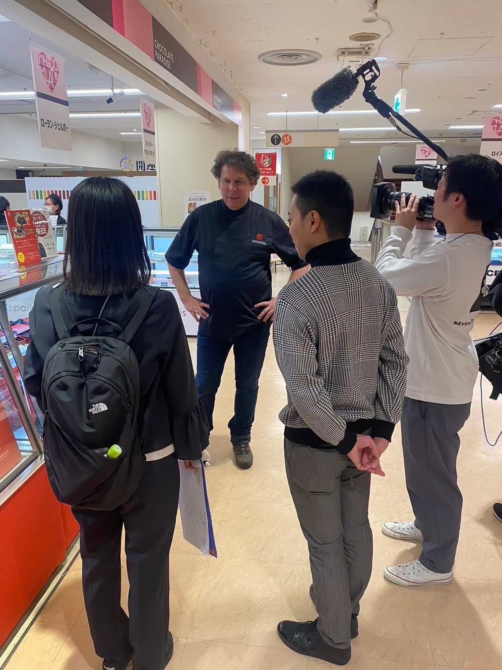 テレビ取材を受けている模様(そごう広島店)