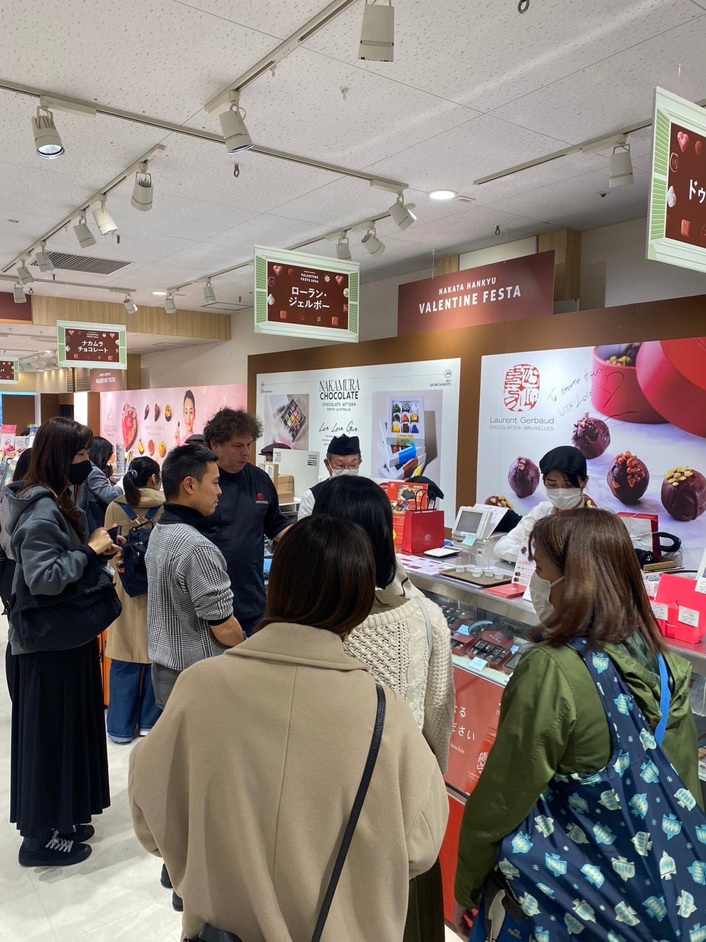 サインを求めるファンの行列(博多阪急)