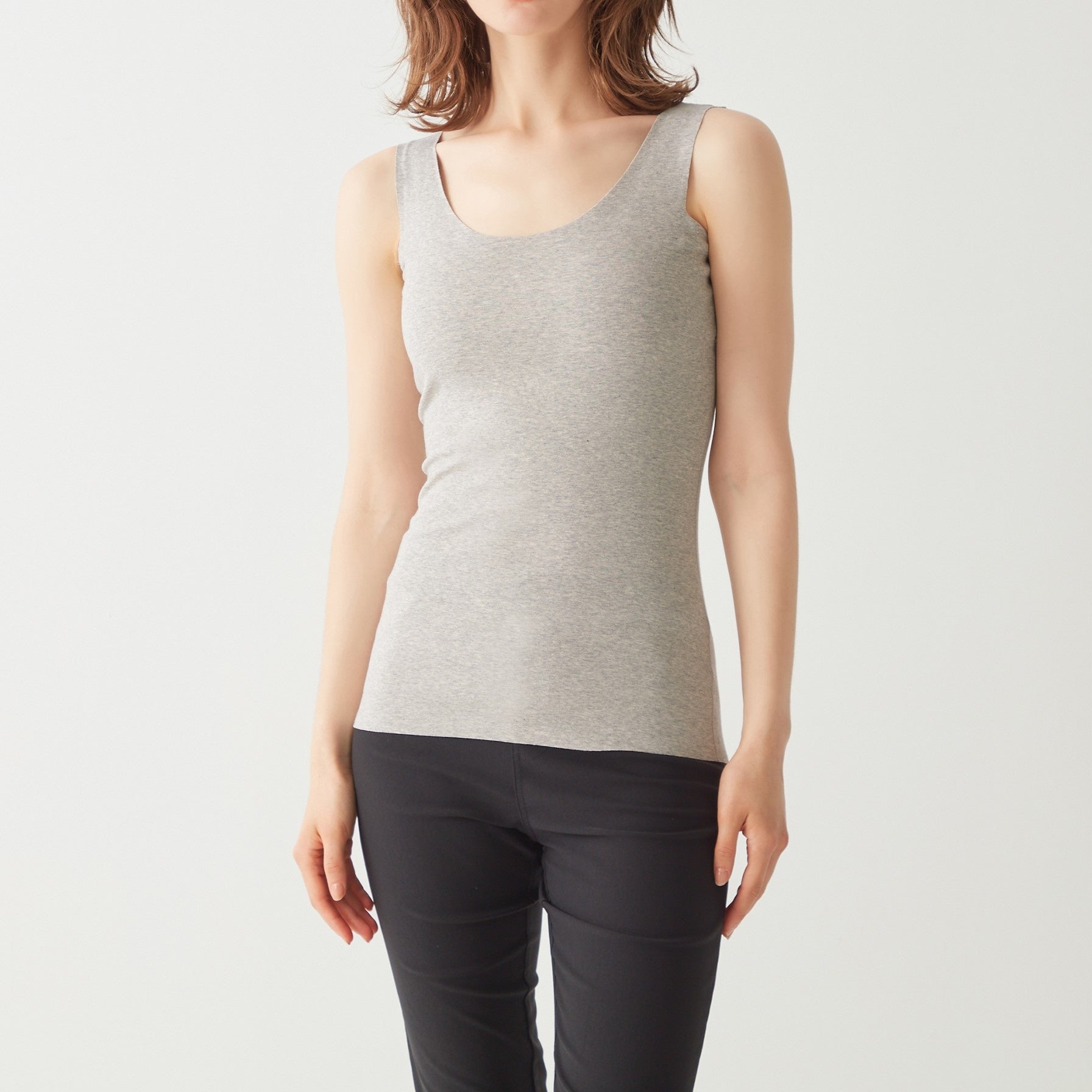 モデル着用カラーはグレースモーク