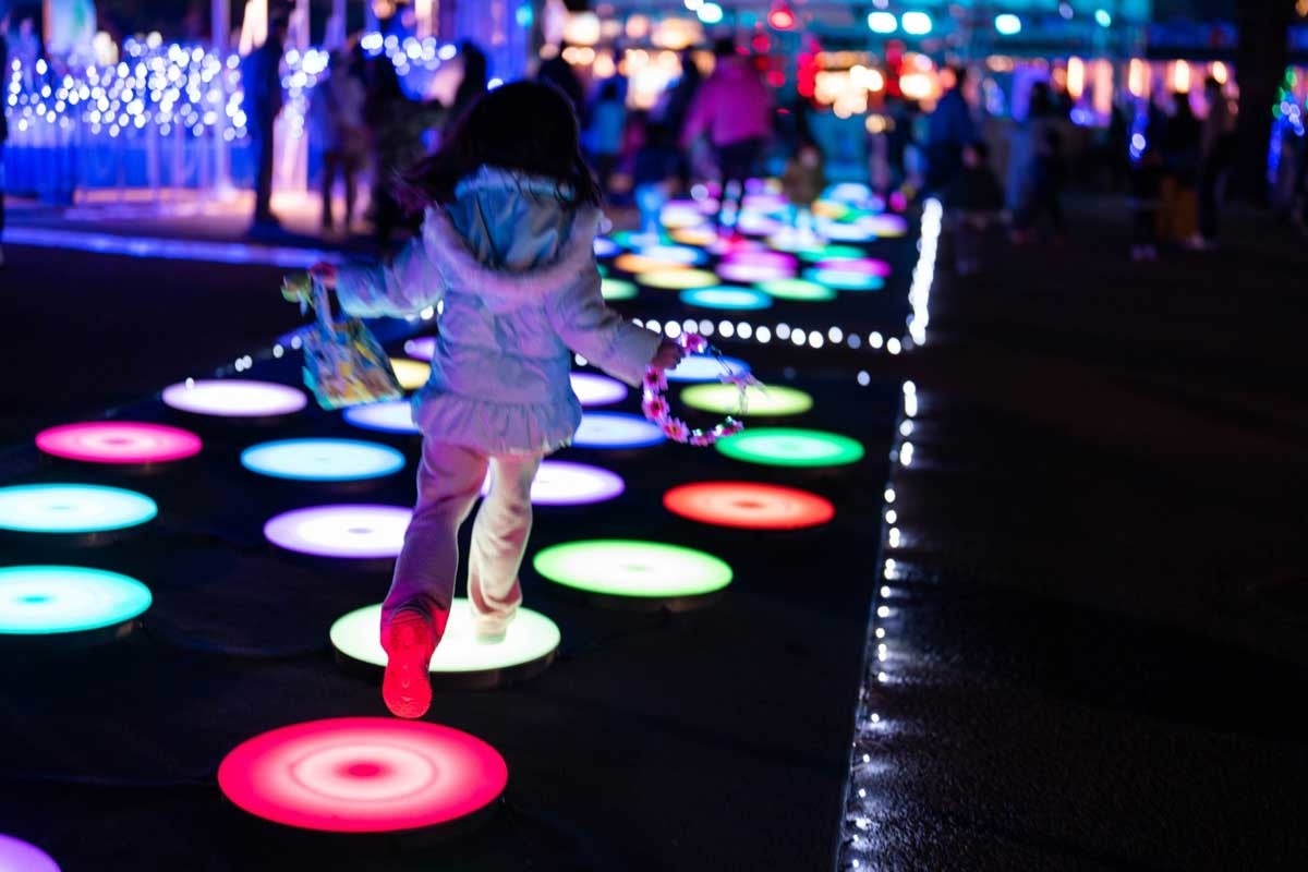 タップすると色が変わるステージ Lighting Tap Dance（光のタップダンス）