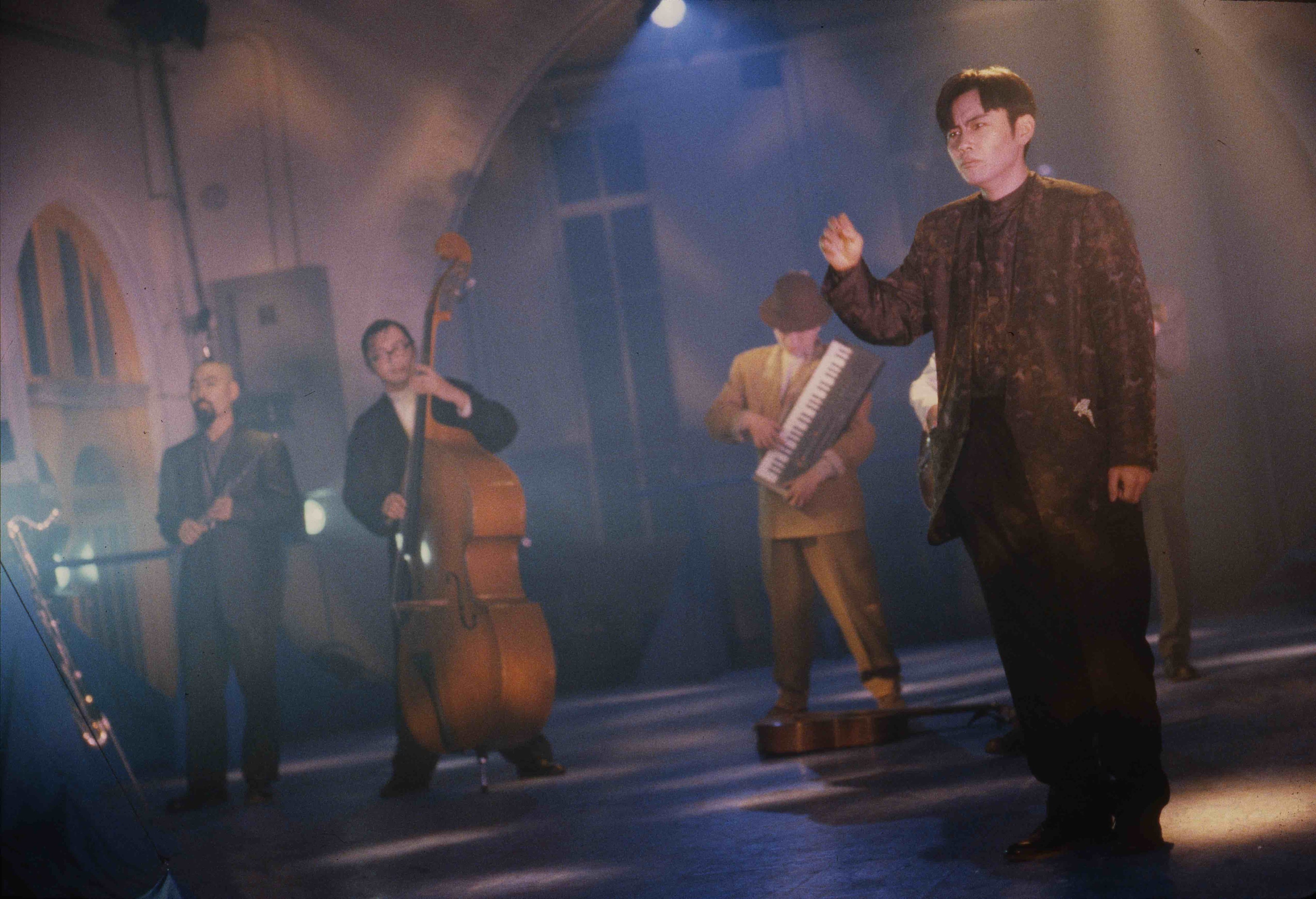 巻上公一「何もかも踊れ」1987年、佐賀町エキジビット・スペース ©Koichi Makigami