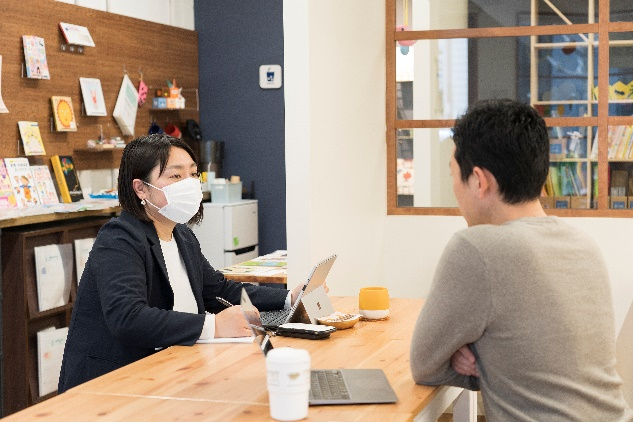 【取材の様子】左：東郷