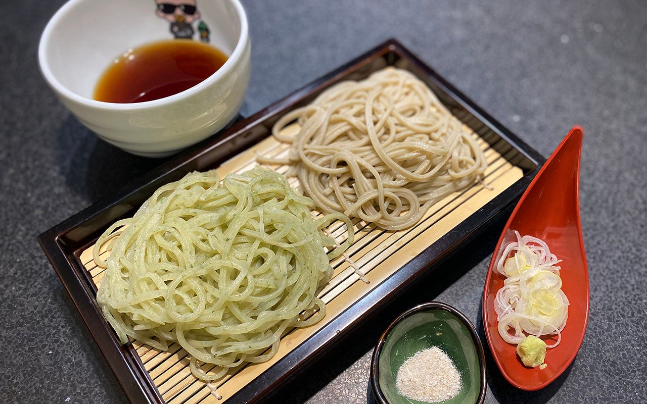 江戸そばと季節の変わりそば（写真は大葉そば）の相盛り