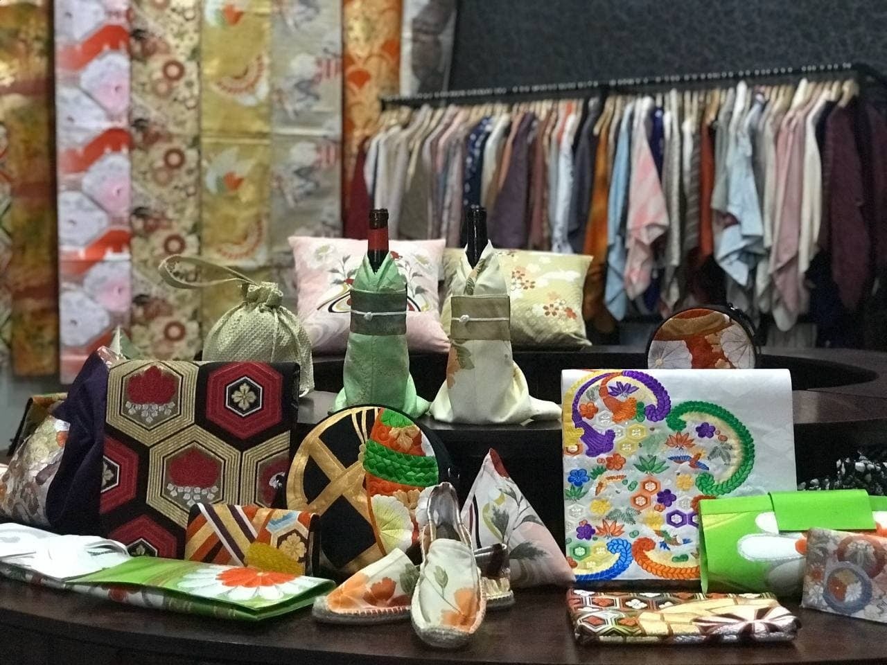カンボジア王国でオープンしたKimono Upcycle Cloth「ohariko」のエキシビションコーナー