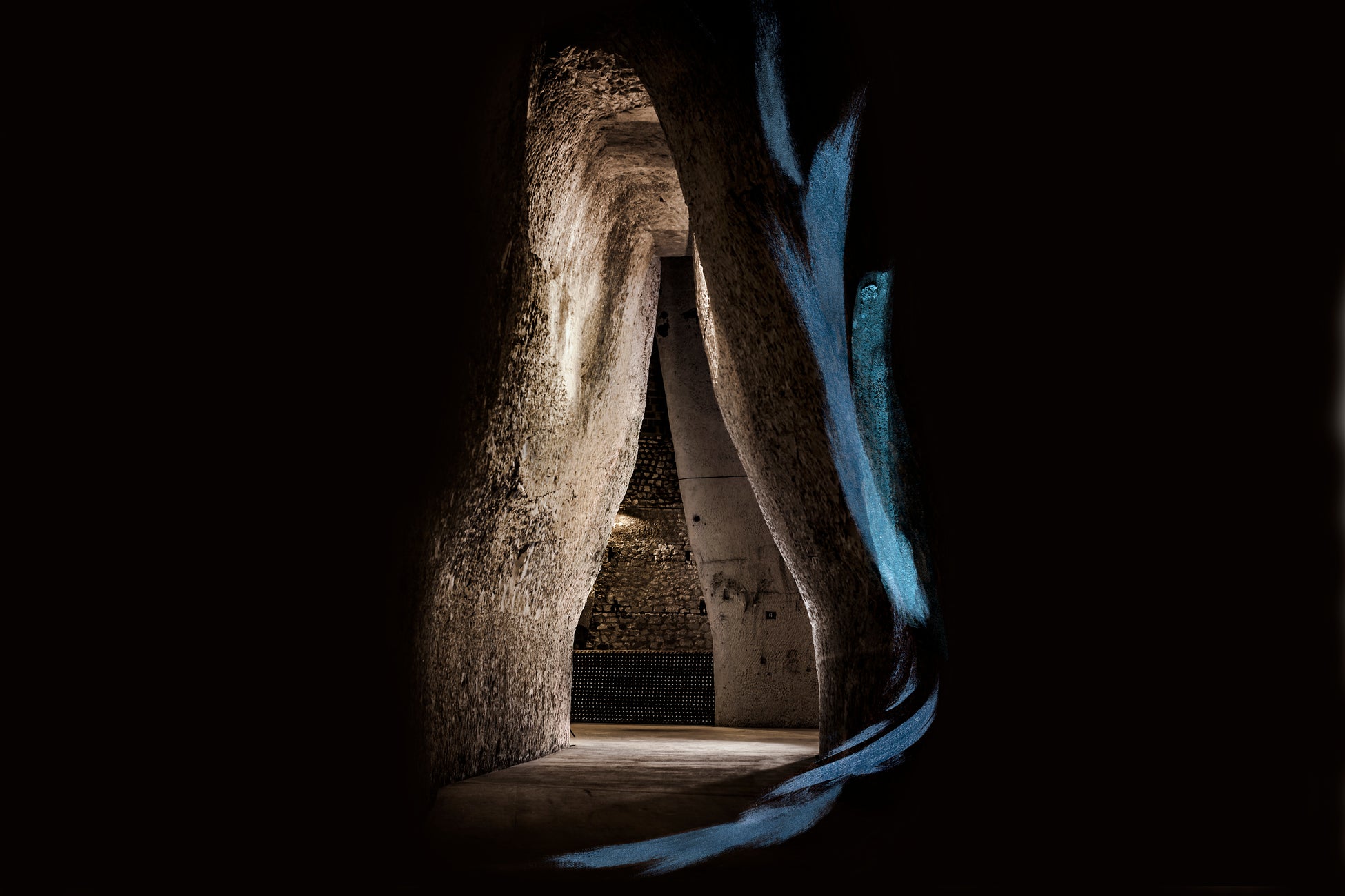 クレイエール: 独特なボトルの形状は『クレイエール No.9』のシルエットからインスピレーションを受けています。