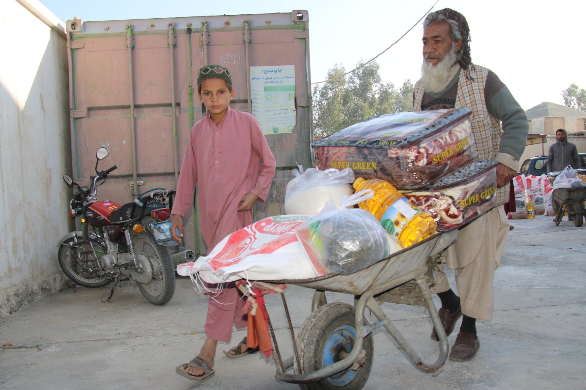 支援物資を受け取った家族