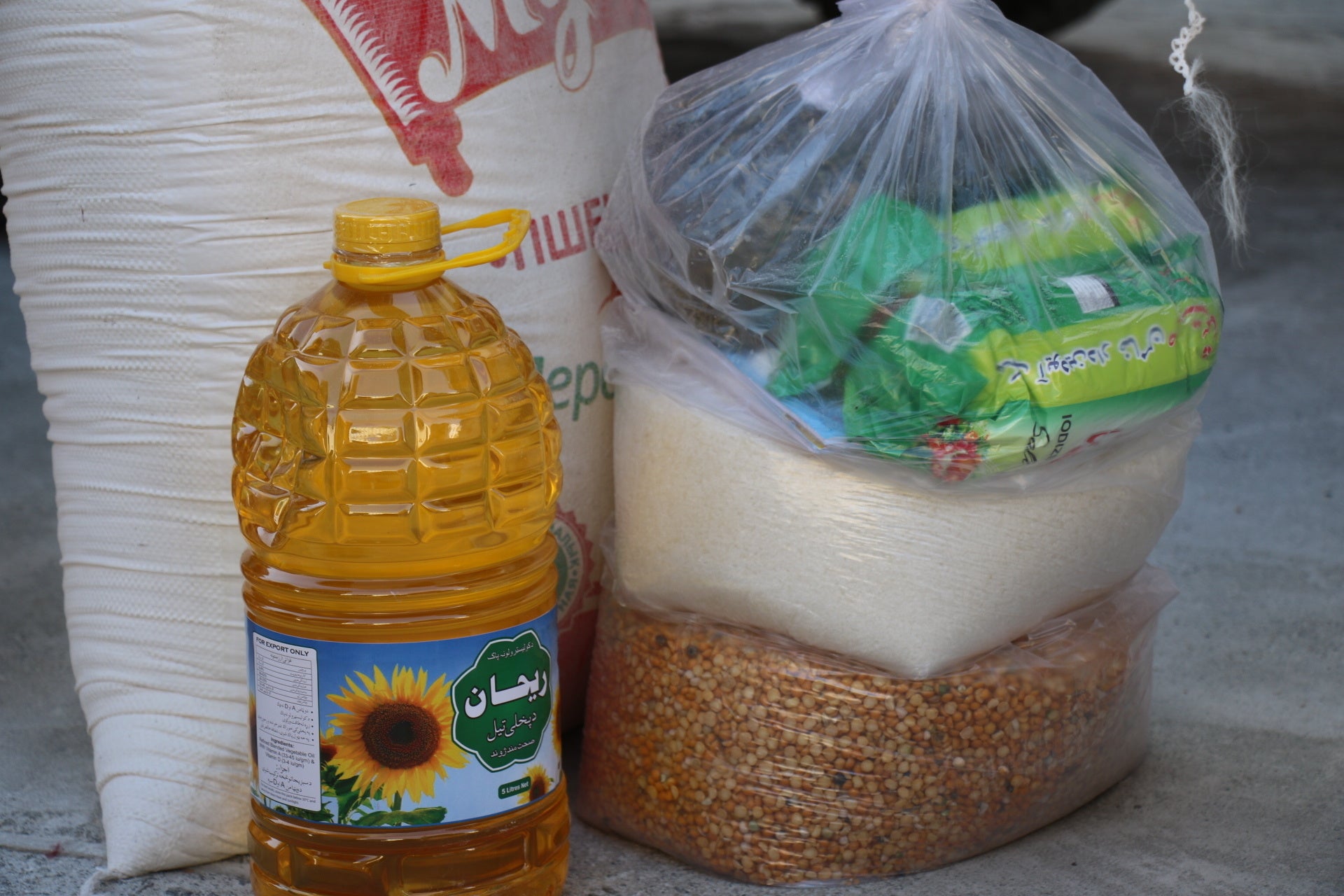 6人1家族1ヵ月分相当の食料（小麦粉や油、豆、塩、砂糖、緑茶）