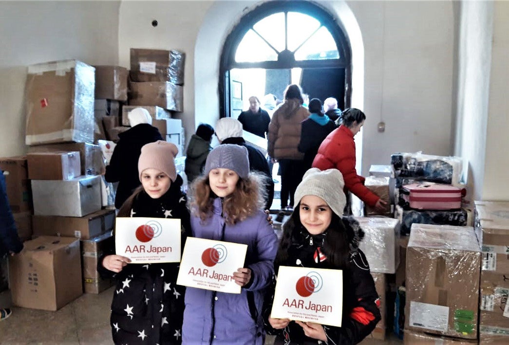 ウクライナ西部テルノピリ州の修道院でAARの支援物資を受け取った国内避難民の子どもたち＝3月14日「汚れなき聖母マリアの修道女会」提供