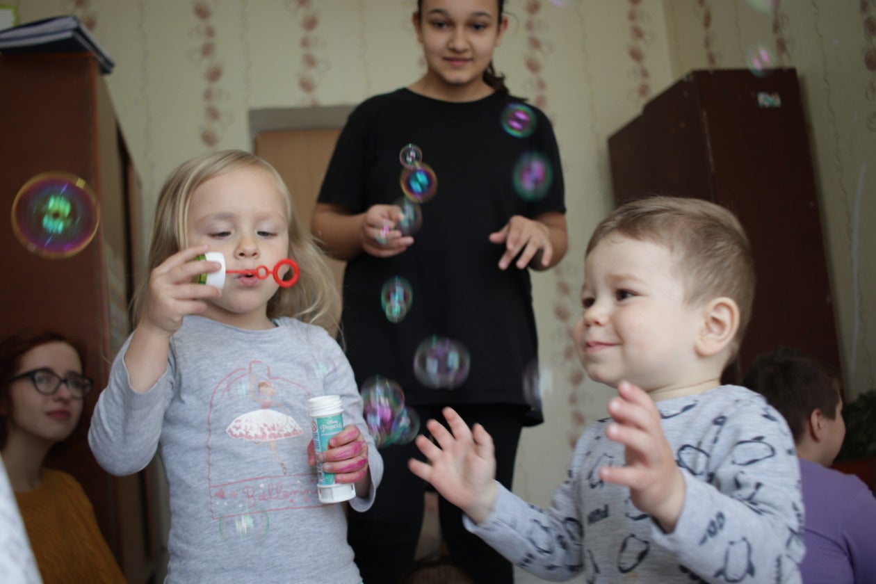 モルドバでAARがつくったキッズスペースで遊ぶ子どもたち