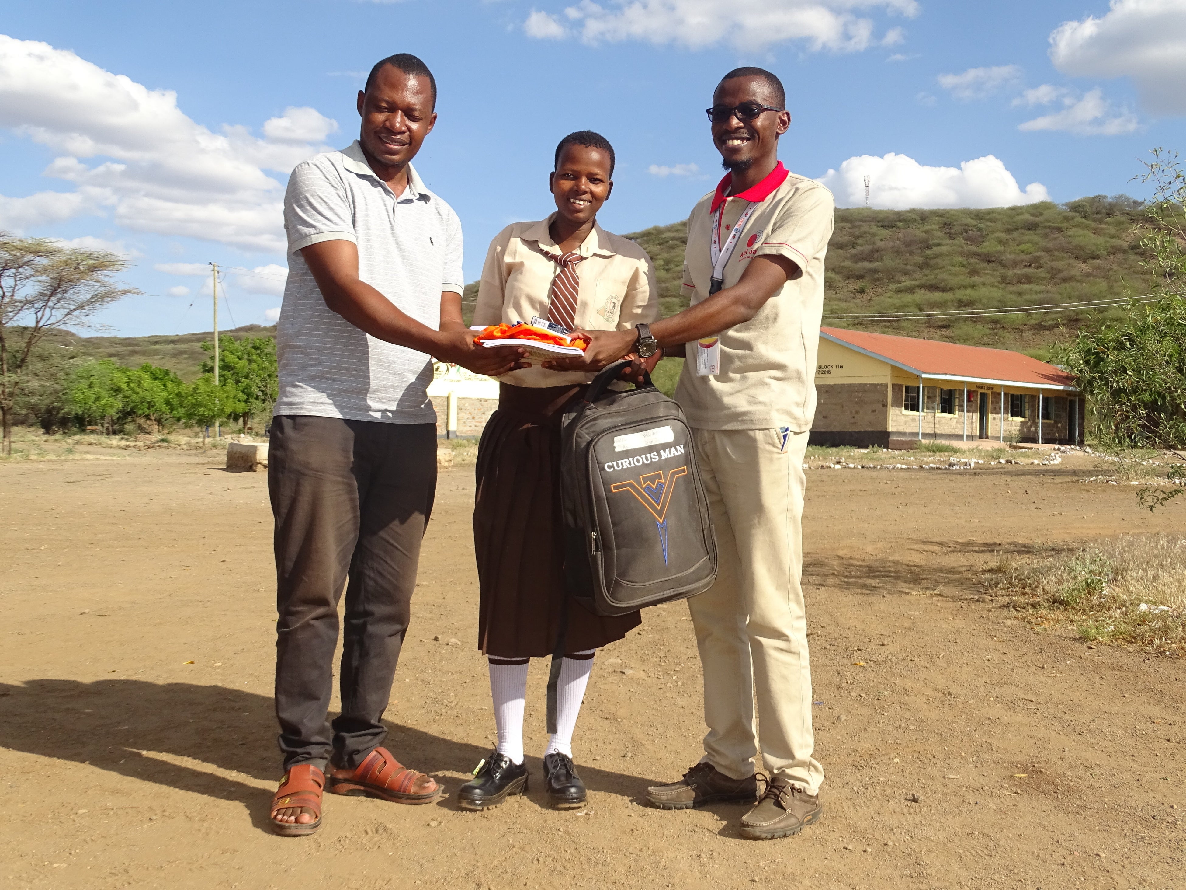 AARがケニアで支援する難民の学生たちに学用品を手渡すAARスタッフ