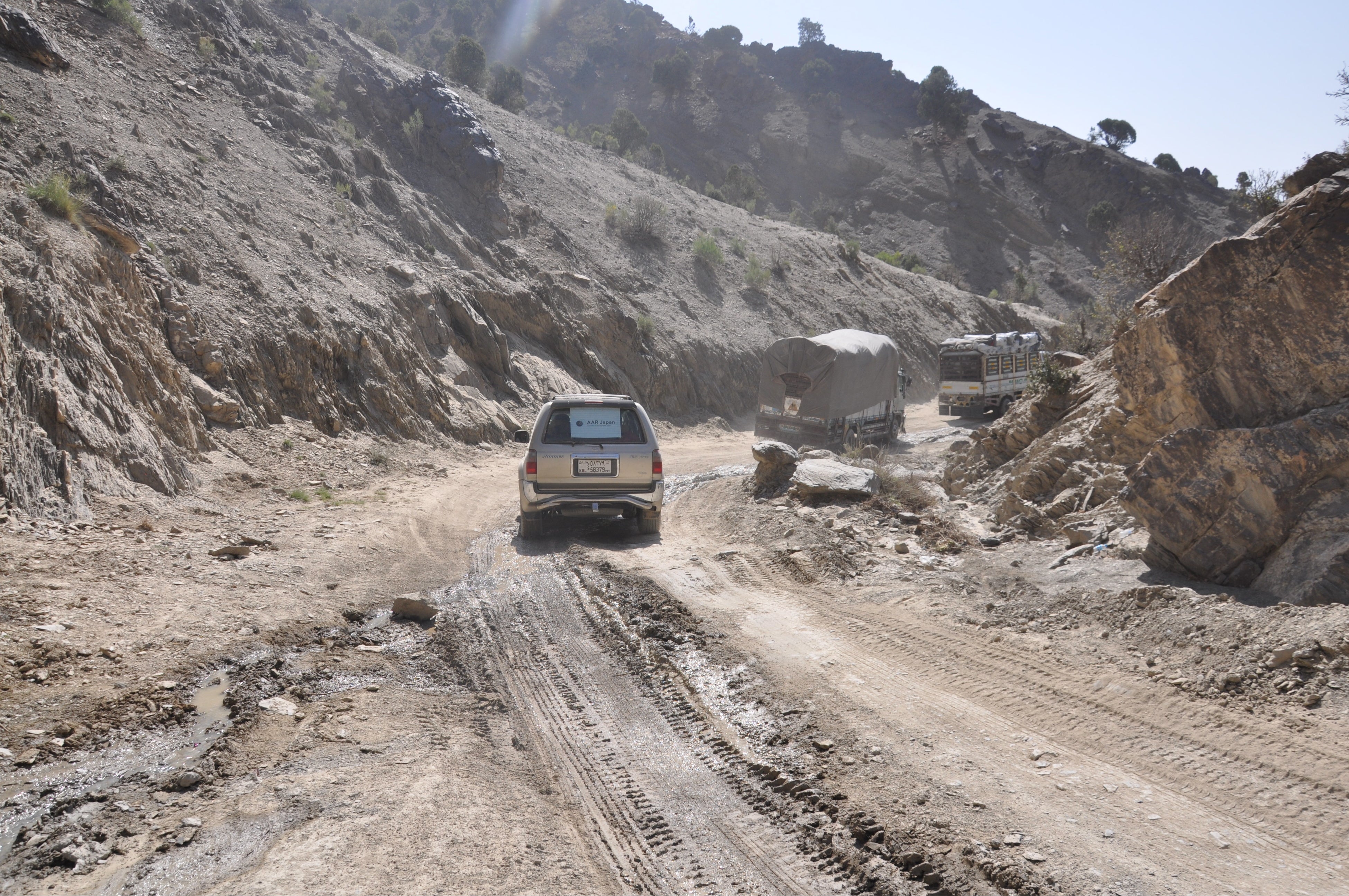 支援対象地に向かうAARの車両。パクティカ州ギヤン郡で