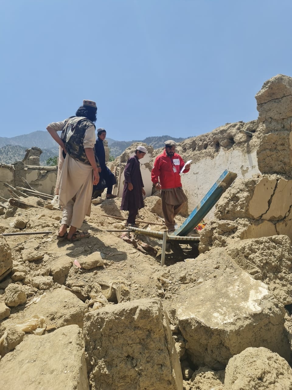 支援対象者らから聞き取り調査をするAAR職員（右）