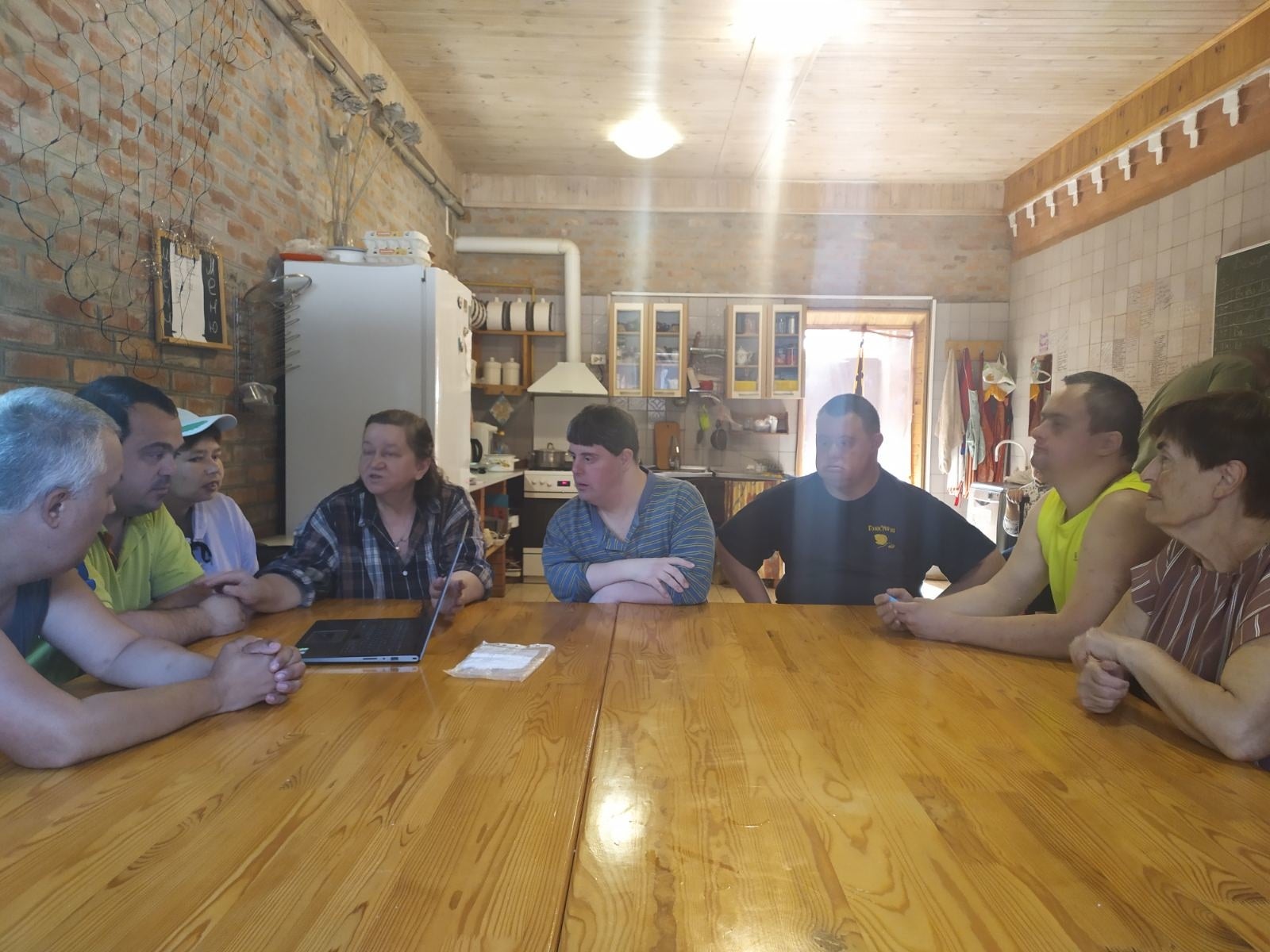 室内でアクティビティーに取り組むジェレラのみなさん