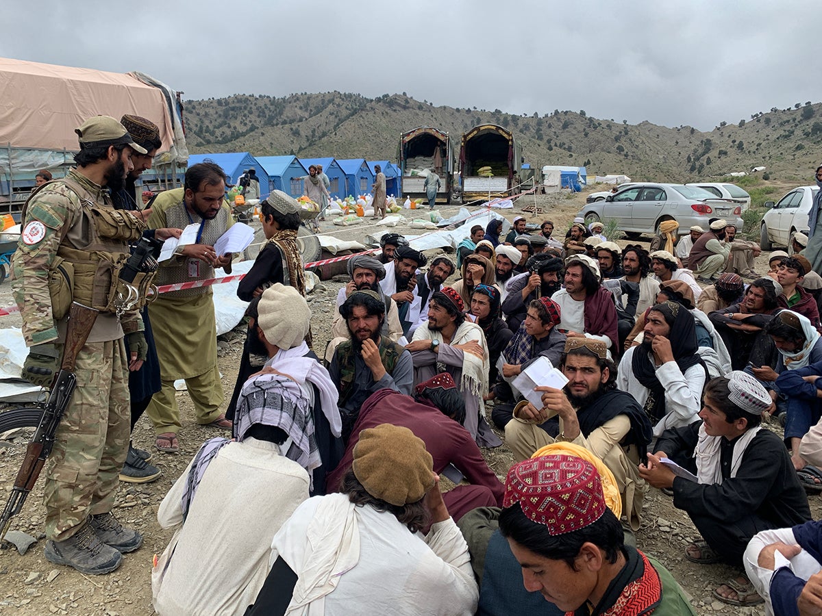 食料を受け取りに集まった人々（写真はすべて、アフガニスタンパクティカ州ギヤン郡、2022年7月23日撮影）