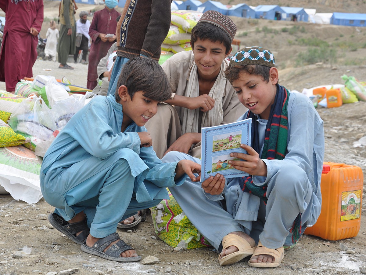 受け取ったノートを読む男の子たち