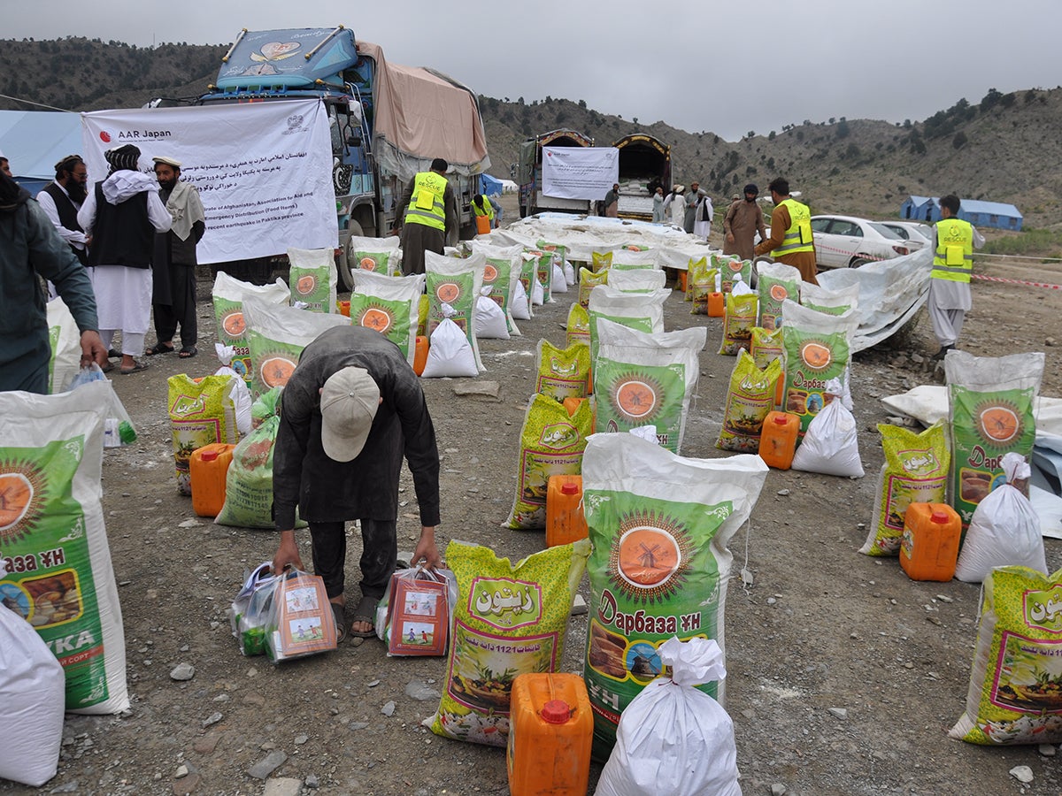 配付のため並べられる食料