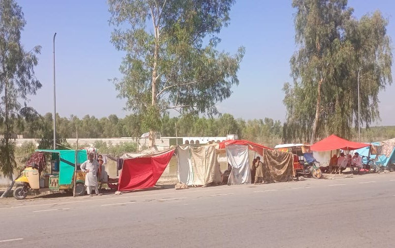 高速道路に避難した被災者のテント＝8月29日