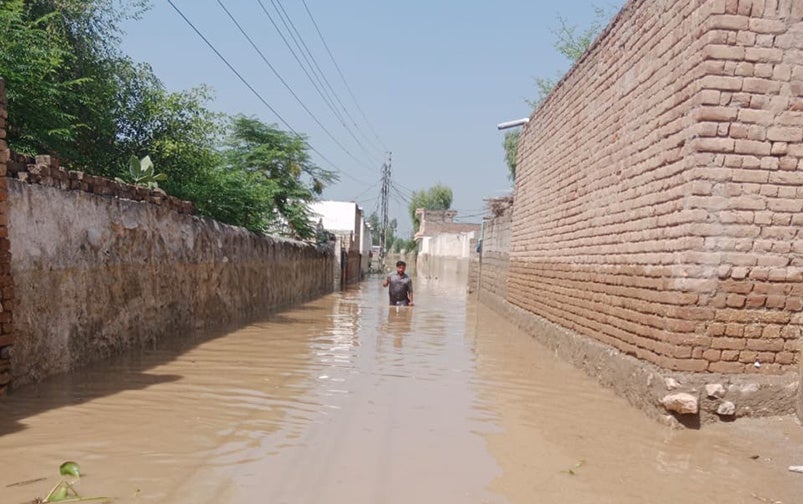一帯が床上浸水被害を受けたノウシェラ郡ピル・サバック地区＝8月29日