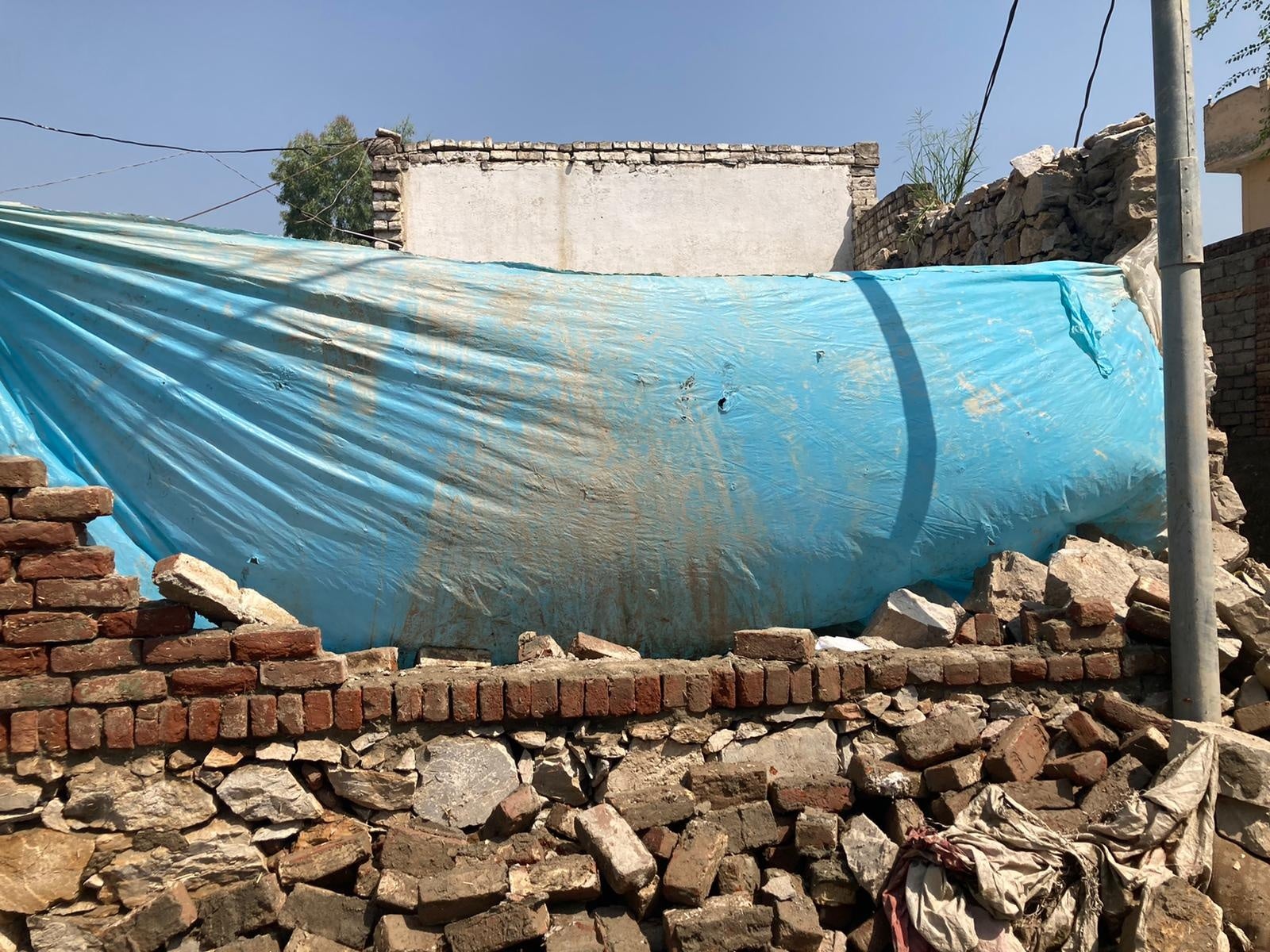 倒壊した家屋をビニールシートで補強