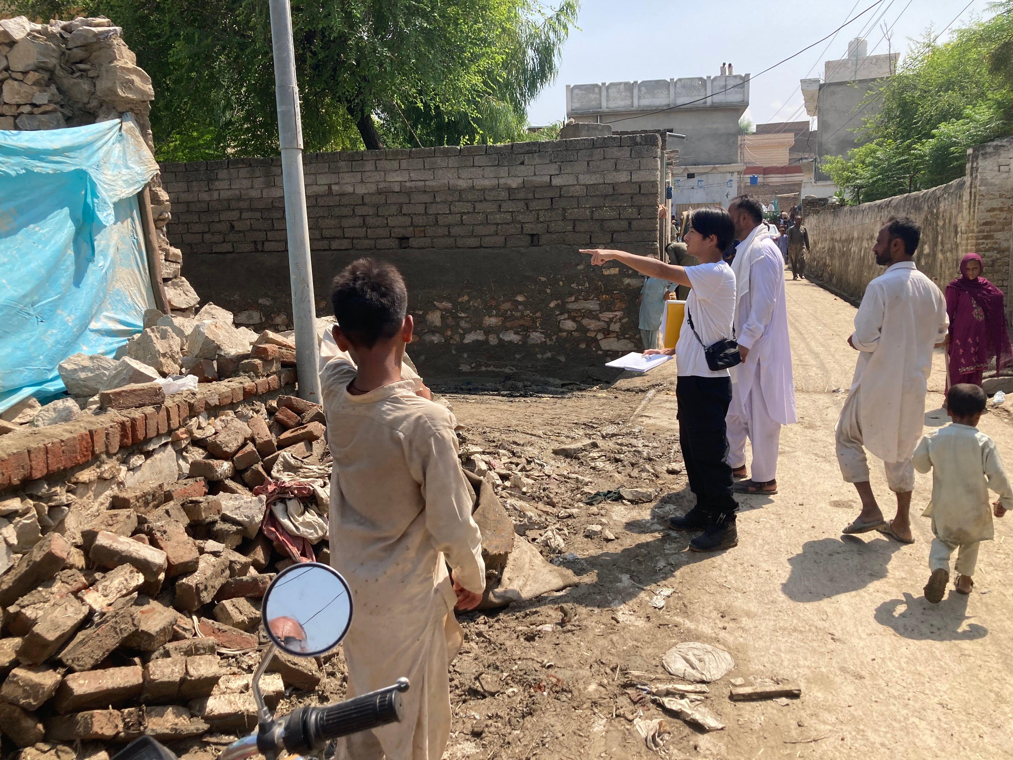 被災状況を調査するAARの小柳勇人