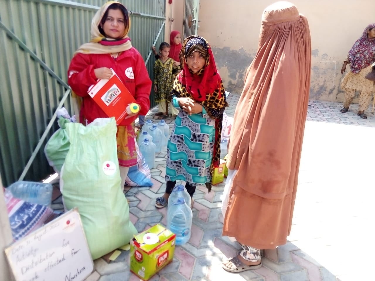 支援物資配付の様子