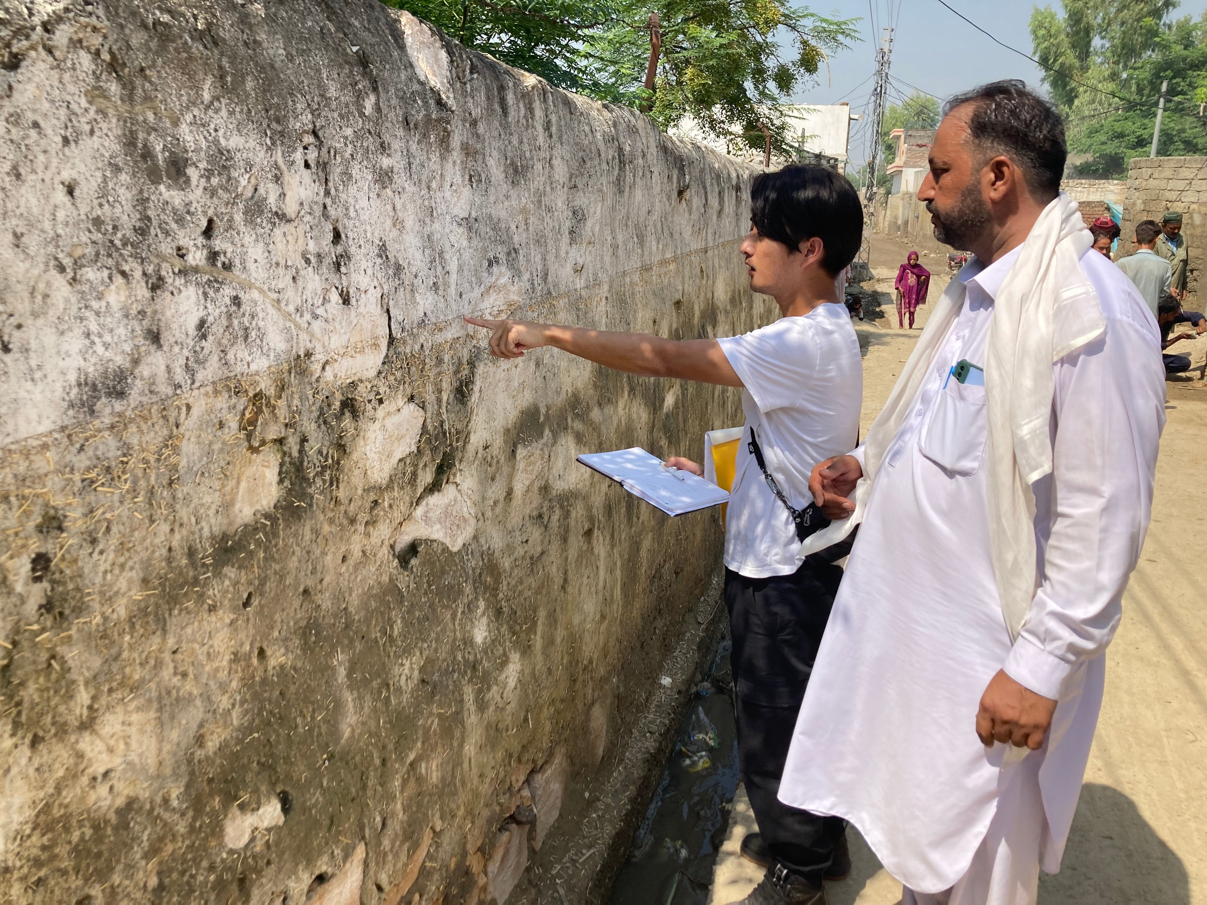 被災状況を調査するAARの小柳勇人