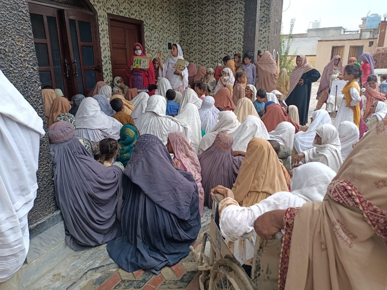 被災住民に手洗いなど衛生啓発を行うAAR現地職員