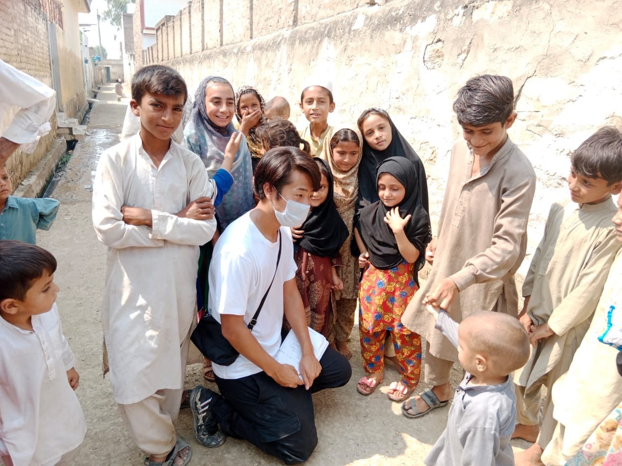 被災地を調査するAARの小柳勇人