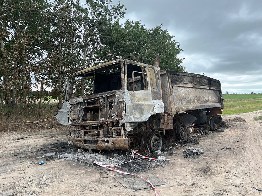 対戦車地雷により破壊されたトラック＝ウクライナ国内（ヘイロー・トラスト撮影）