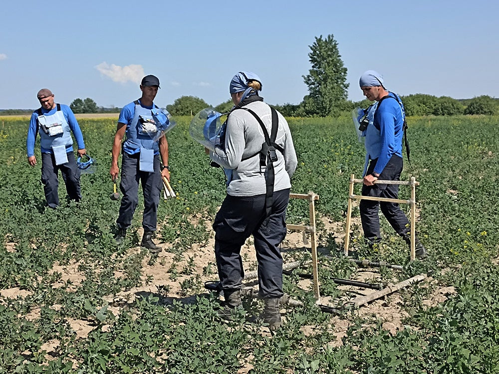 不発弾を探すヘイロー・トラストの作業員＝ウクライナ国内（ヘイロー・トラスト撮影）