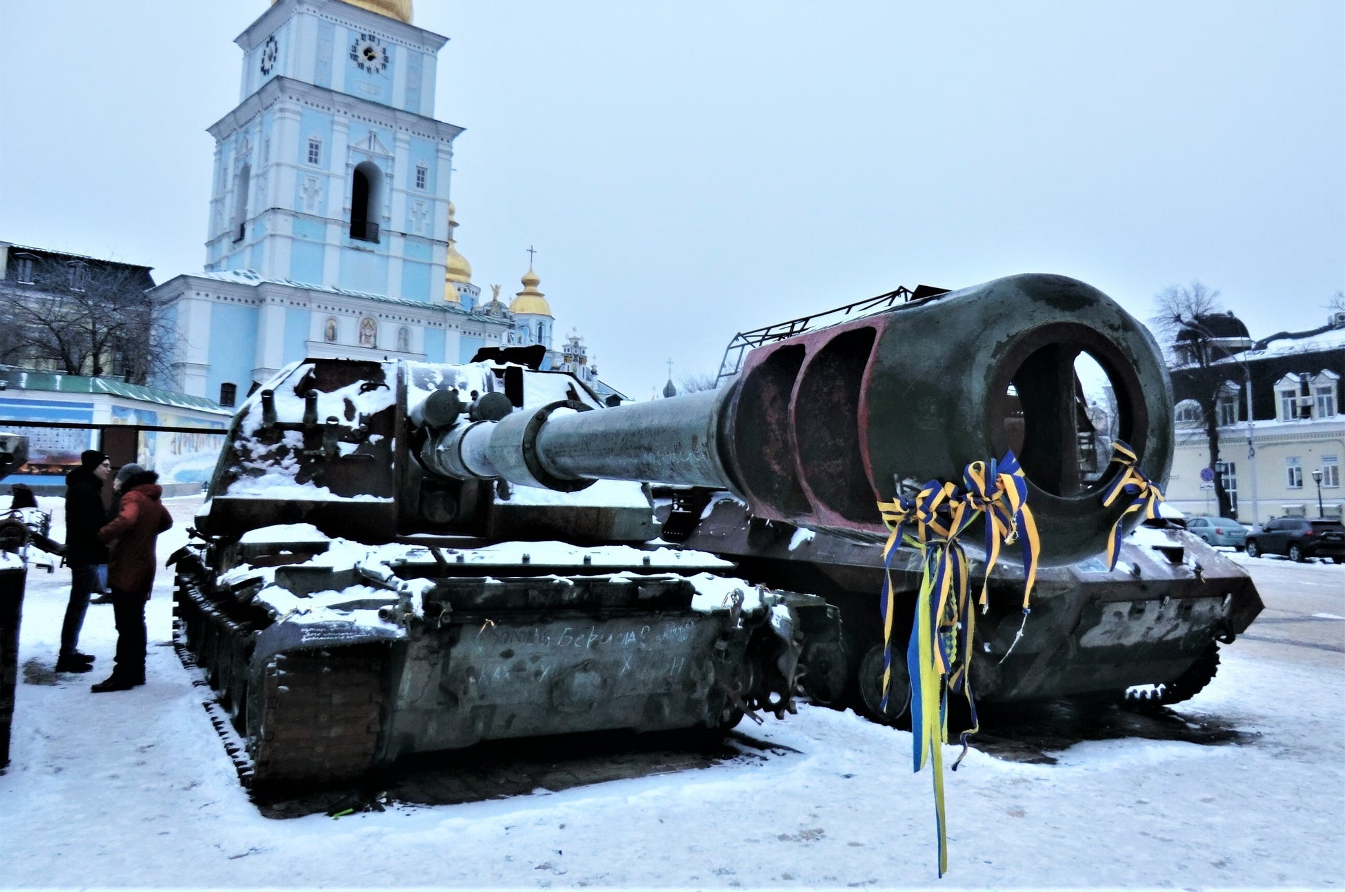 首都キーウの広場に並べられたロシア軍の戦車・装甲車