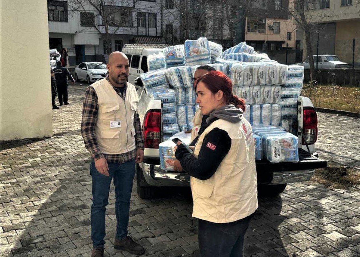 車両で支援物資を運ぶAAR職員