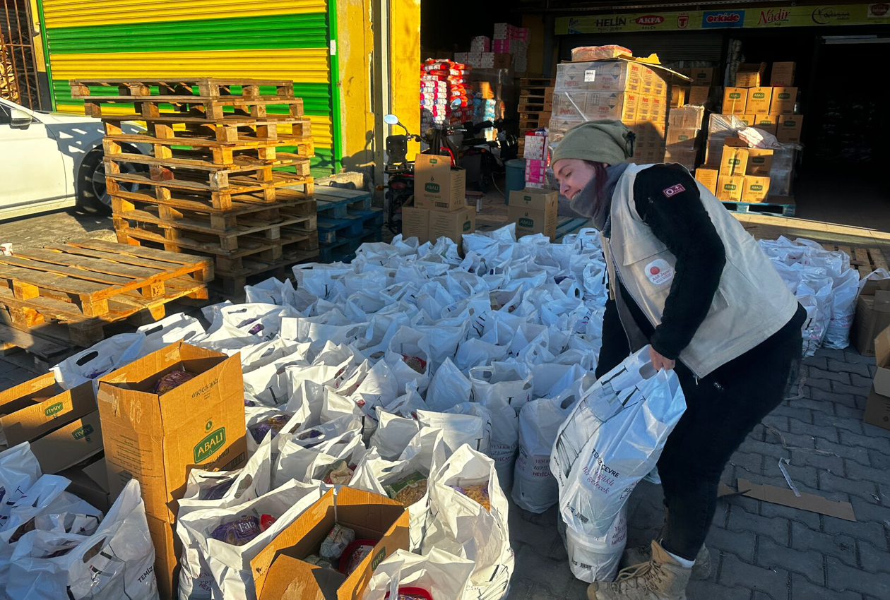 緊急支援物資を準備するAAR現地職員＝トルコ南東部シャンルウルファ県