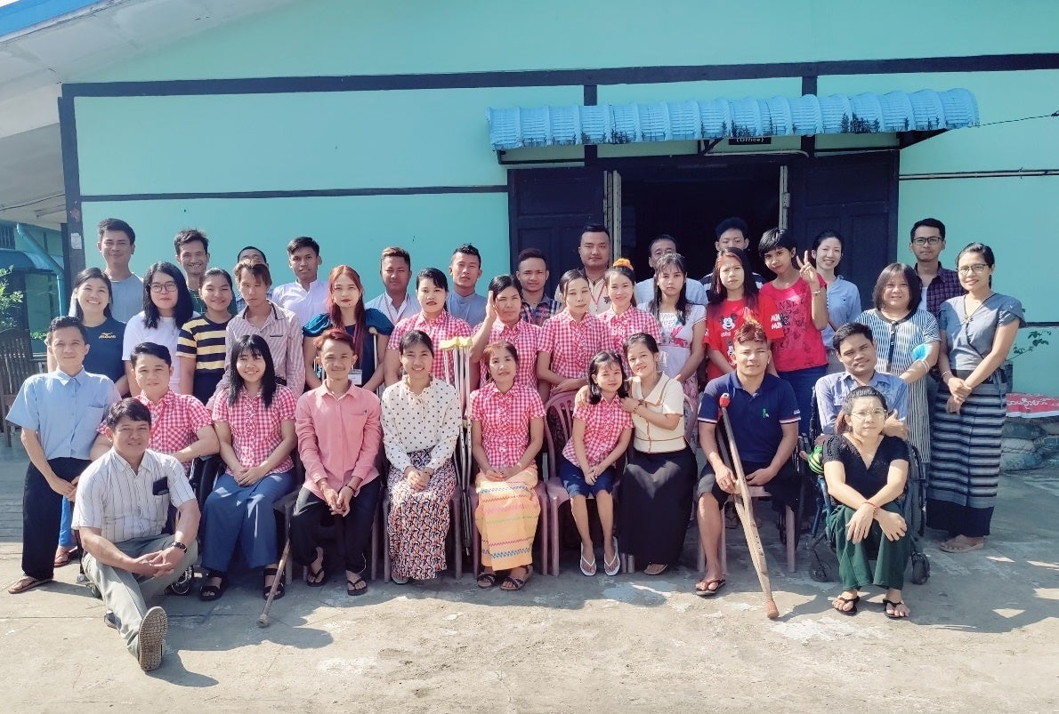 2022年度冬学期の訓練生とAARヤンゴン事務所スタッフ。洋裁コース訓練生はおそろいの自作シャツを着用