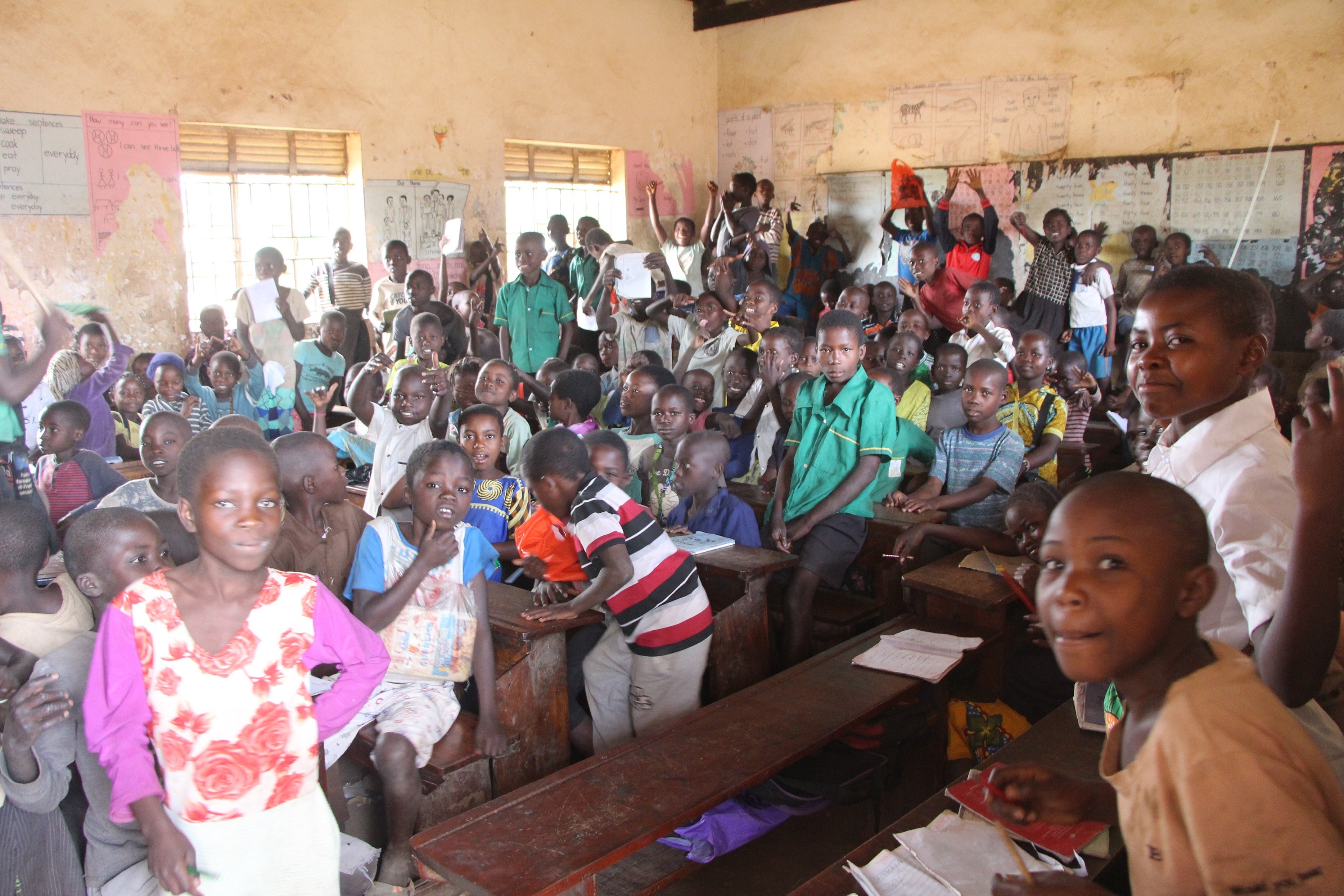 過密状態の教室（ウガンダ・チクベ県チャングワリ難民居住地）