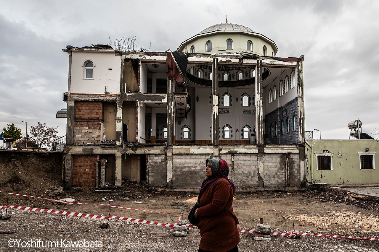 地震で壁が崩壊したモスク。トルコ南東部アドゥヤマン県ベスニ地区（2023 年12 月11 日、川畑嘉文撮影）