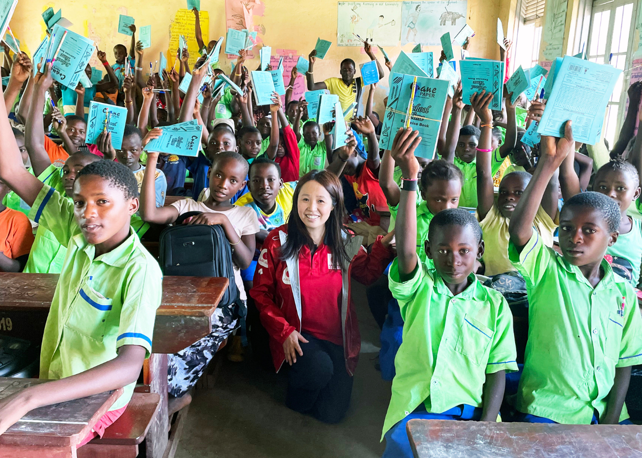 チャングワリ難民居住地の子どもたちとAARの広本（中央）