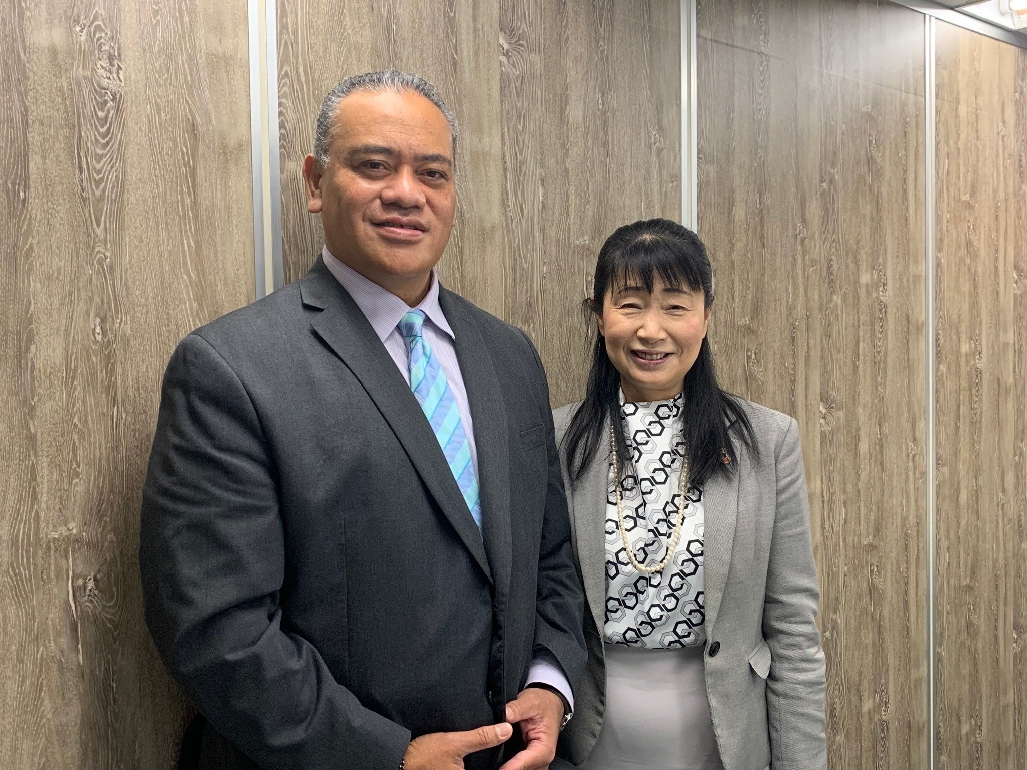 33年ぶりの再会を果たしたマンギシ氏（左）と深川千幹氏＝5月、東京