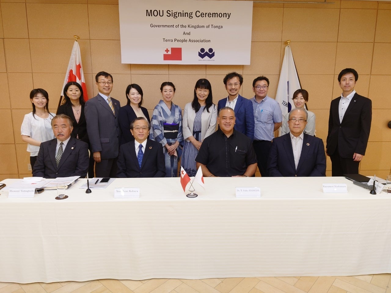 マンギシ大使（前列右から2人目）を囲む地球市民の会メンバー