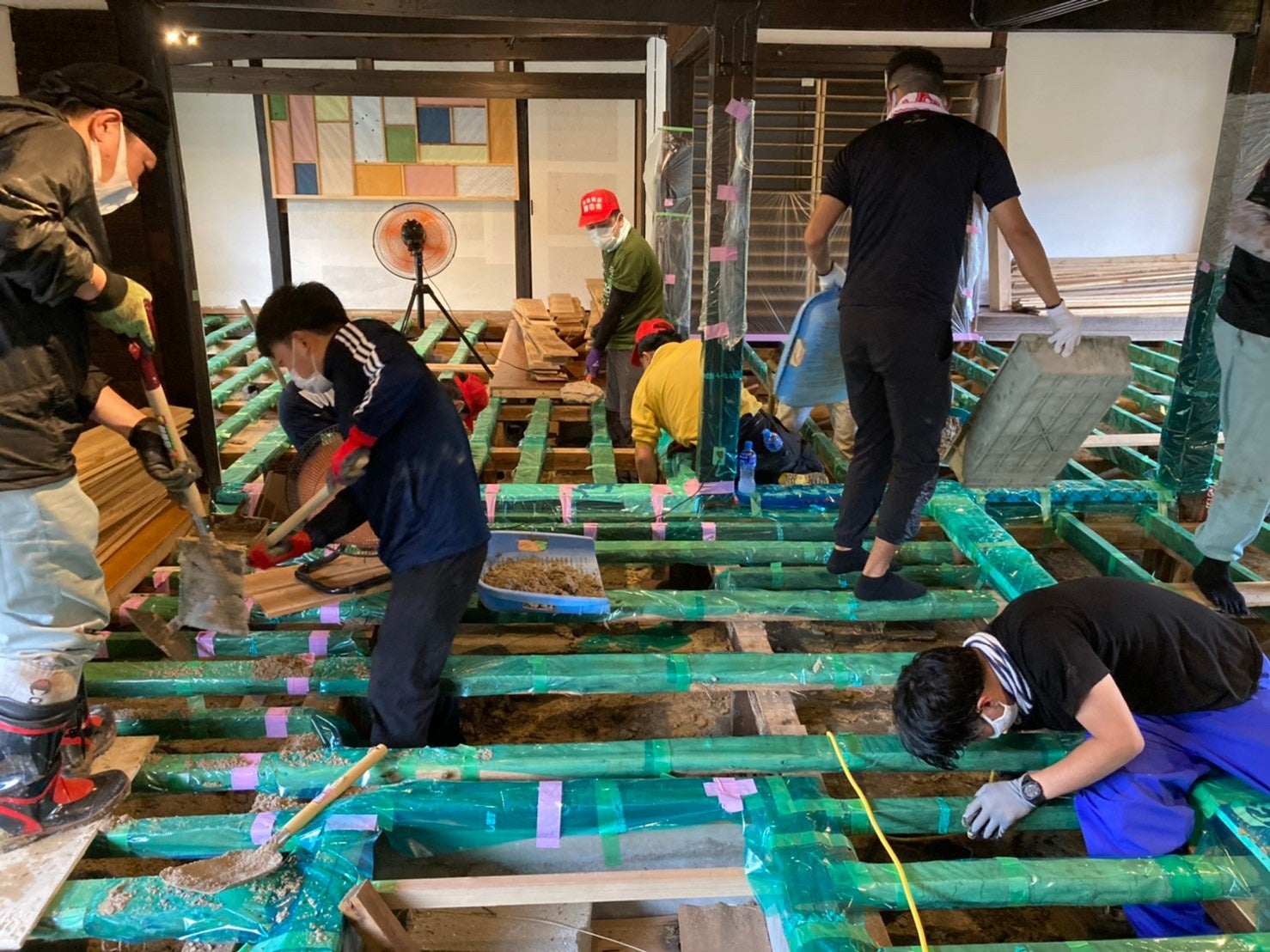 佐賀災害支援プラットフォームによる、土砂が流入した家屋の復旧作業＝2021年8月