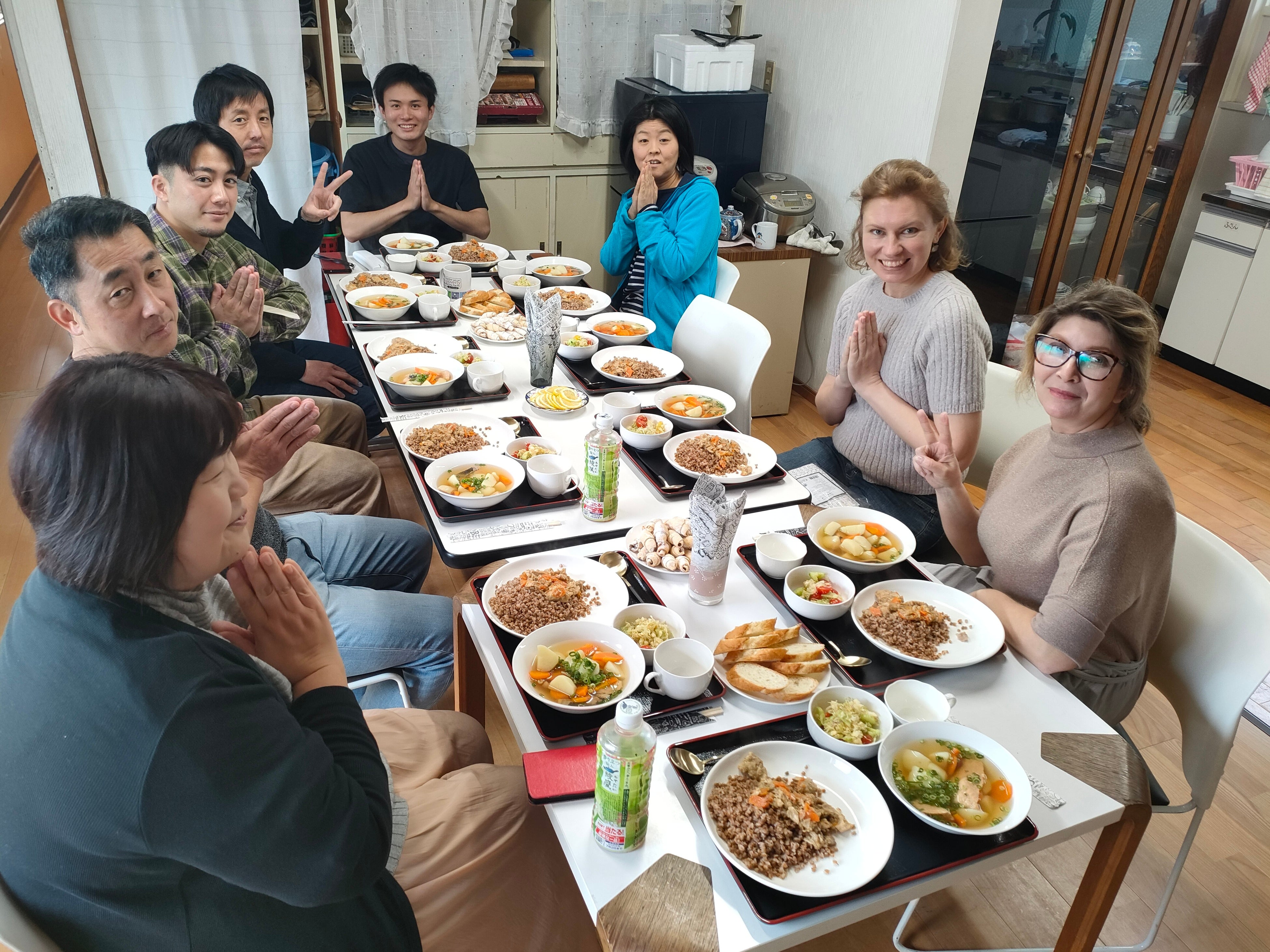 事務所でウクライナ料理の試食をするアンナさん（右）とイリナさん（右から2人目）