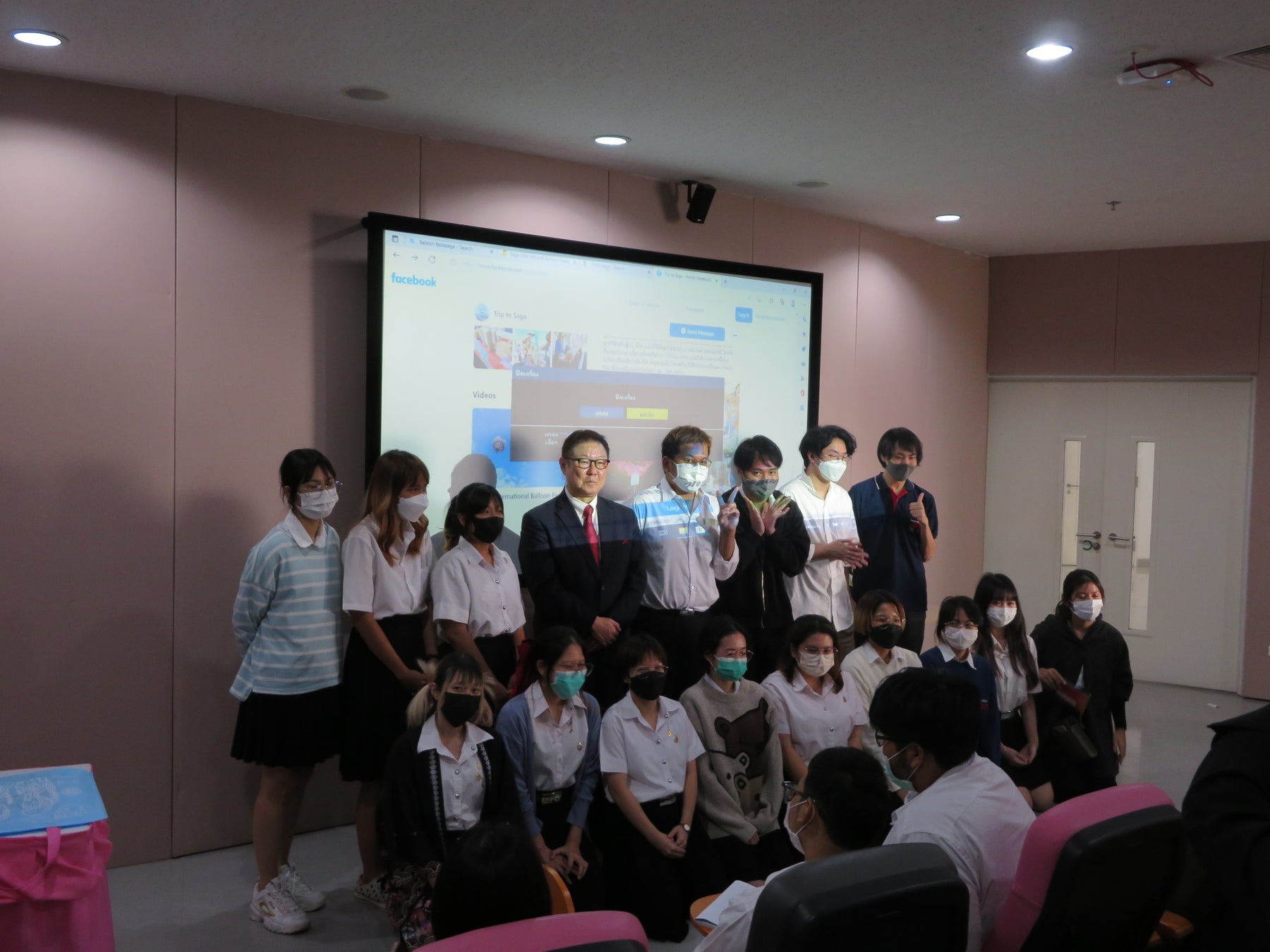 2022年の視察時に、佐賀女子短期大学の今村学長(中央)を囲んで記念撮影に納まるランシット大学日本学科の学生たち