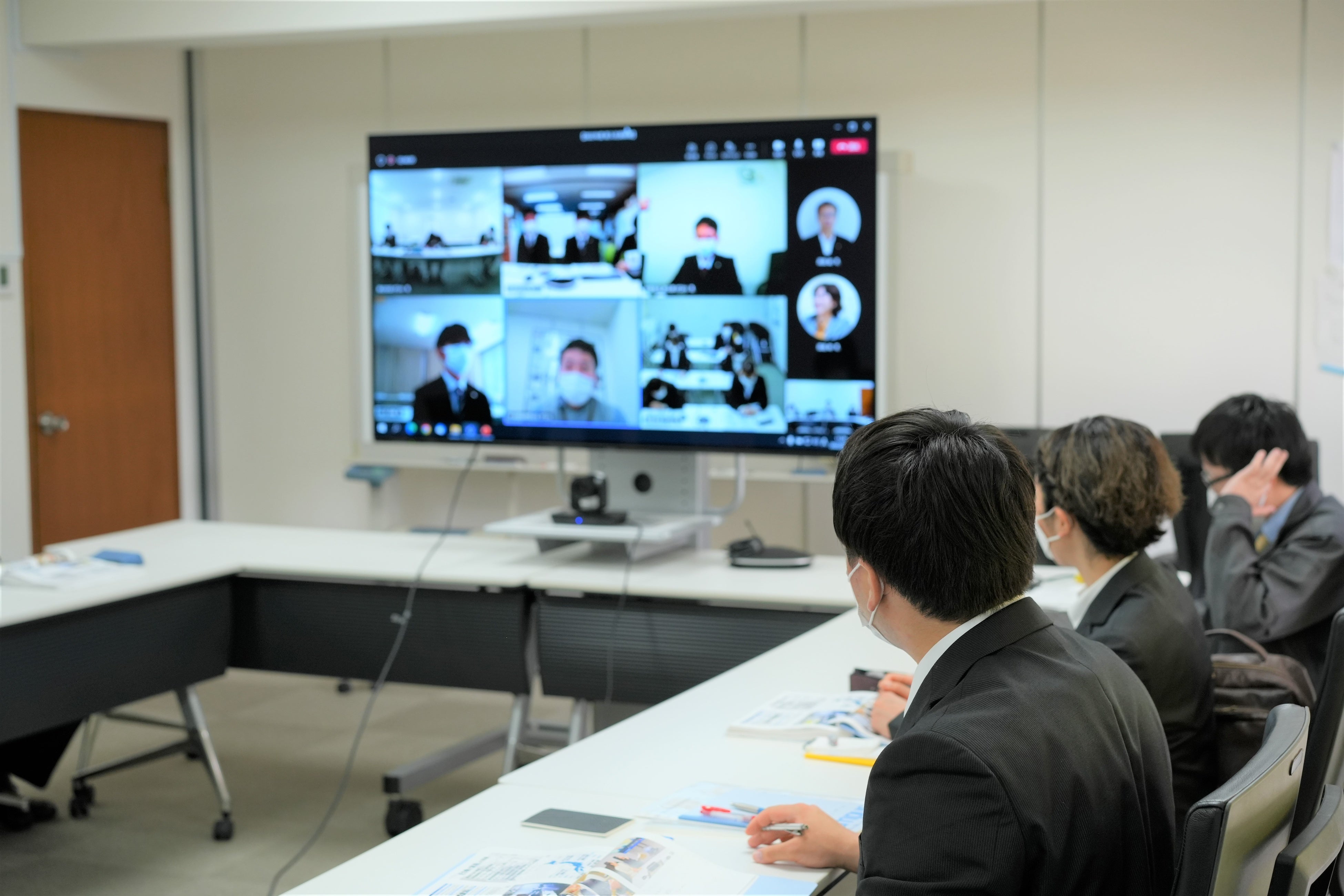 社員研修で従業員満足度向上の取り組みや、育休取得者の体験談に耳を傾ける若手社員